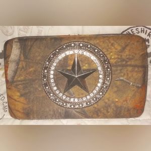 EUC Mossy Oak Montana West Clutch